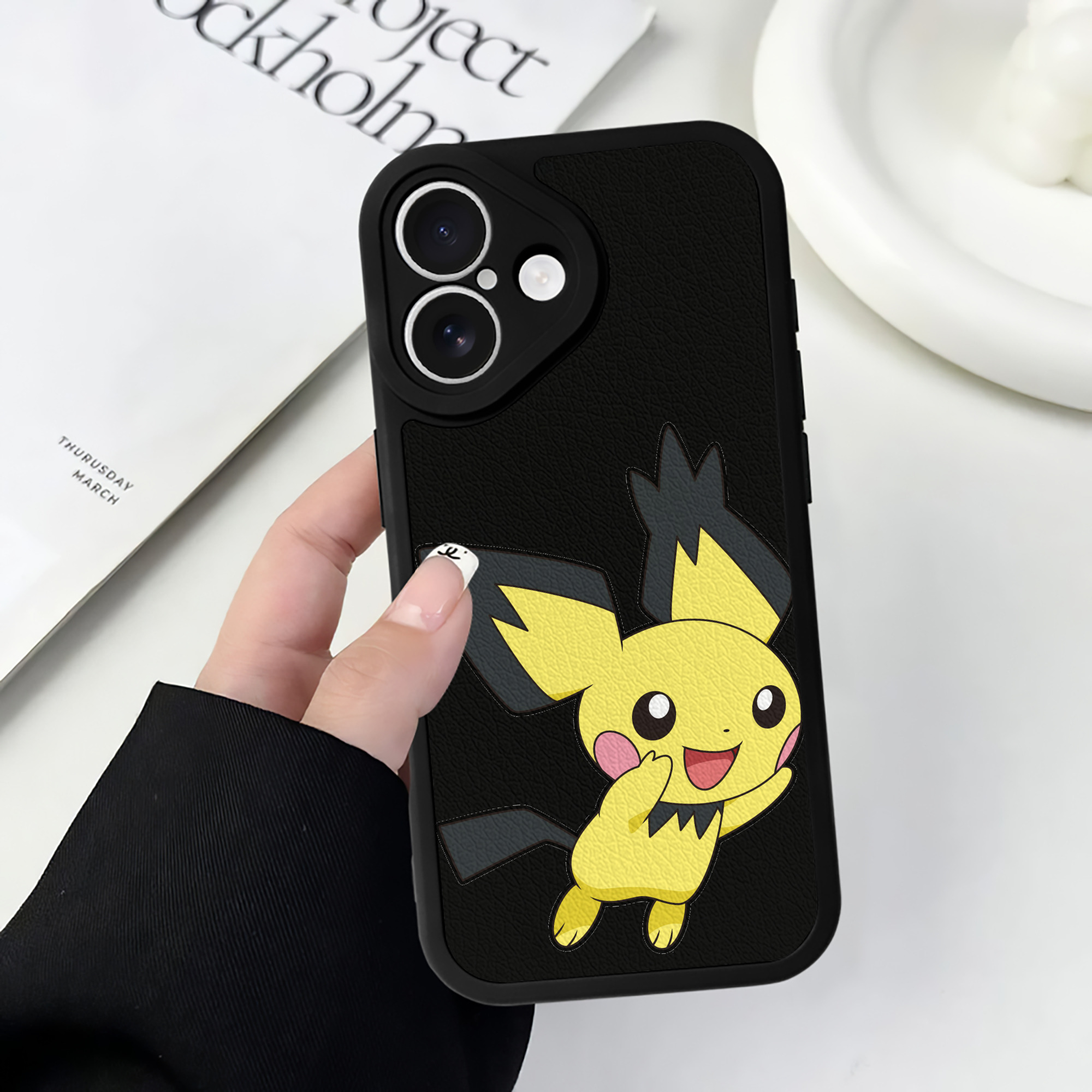 （画像用） ポケットモンスター Pokémon 【iPhone 16シリーズ対応】シリコンスマホケース（レザー調） 材質：シリコン